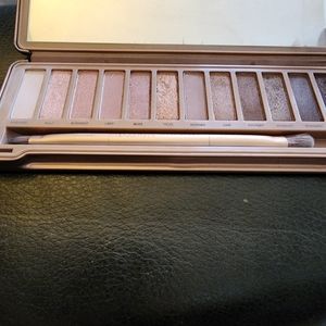 Naked 3 Urban Decay eye shadow palette been swatched